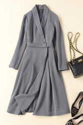 Reina Letizia elegante vestido gris